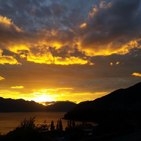 Swiss-Belsuites Pounamu Distretto di Queenstown Esterno foto Sunset over Lake Te Anau