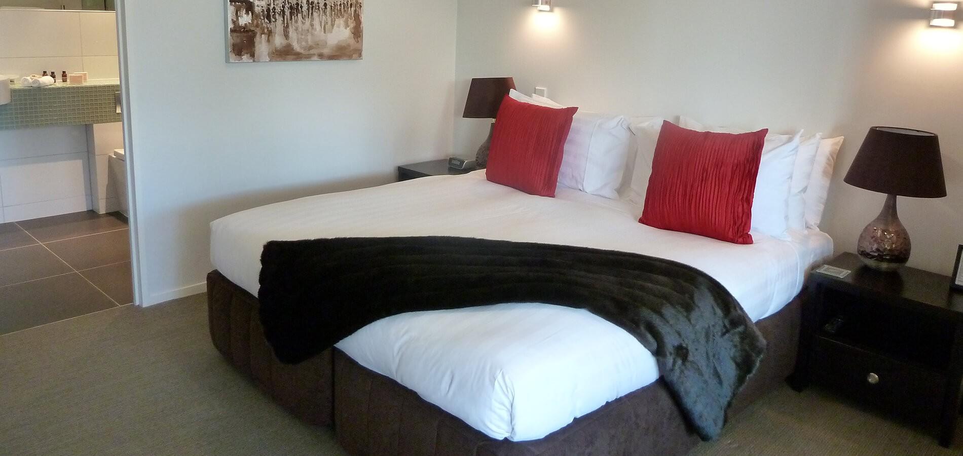 Swiss-Belsuites Pounamu Distretto di Queenstown Esterno foto A bed with a throw