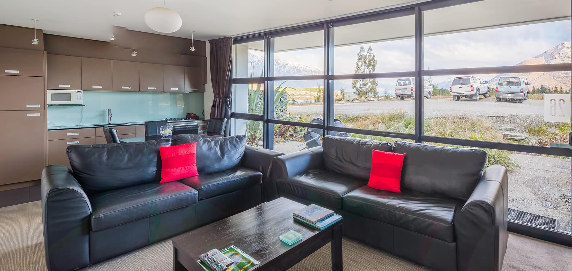 Swiss-Belsuites Pounamu Distretto di Queenstown Esterno foto The lounge area of a two-bedroom apartment at the hotel