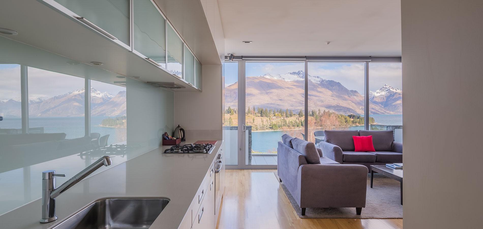 Swiss-Belsuites Pounamu Distretto di Queenstown Esterno foto A kitchen and living room in a modern house