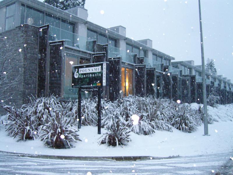 Swiss-Belsuites Pounamu Distretto di Queenstown Esterno foto The station entrance in winter