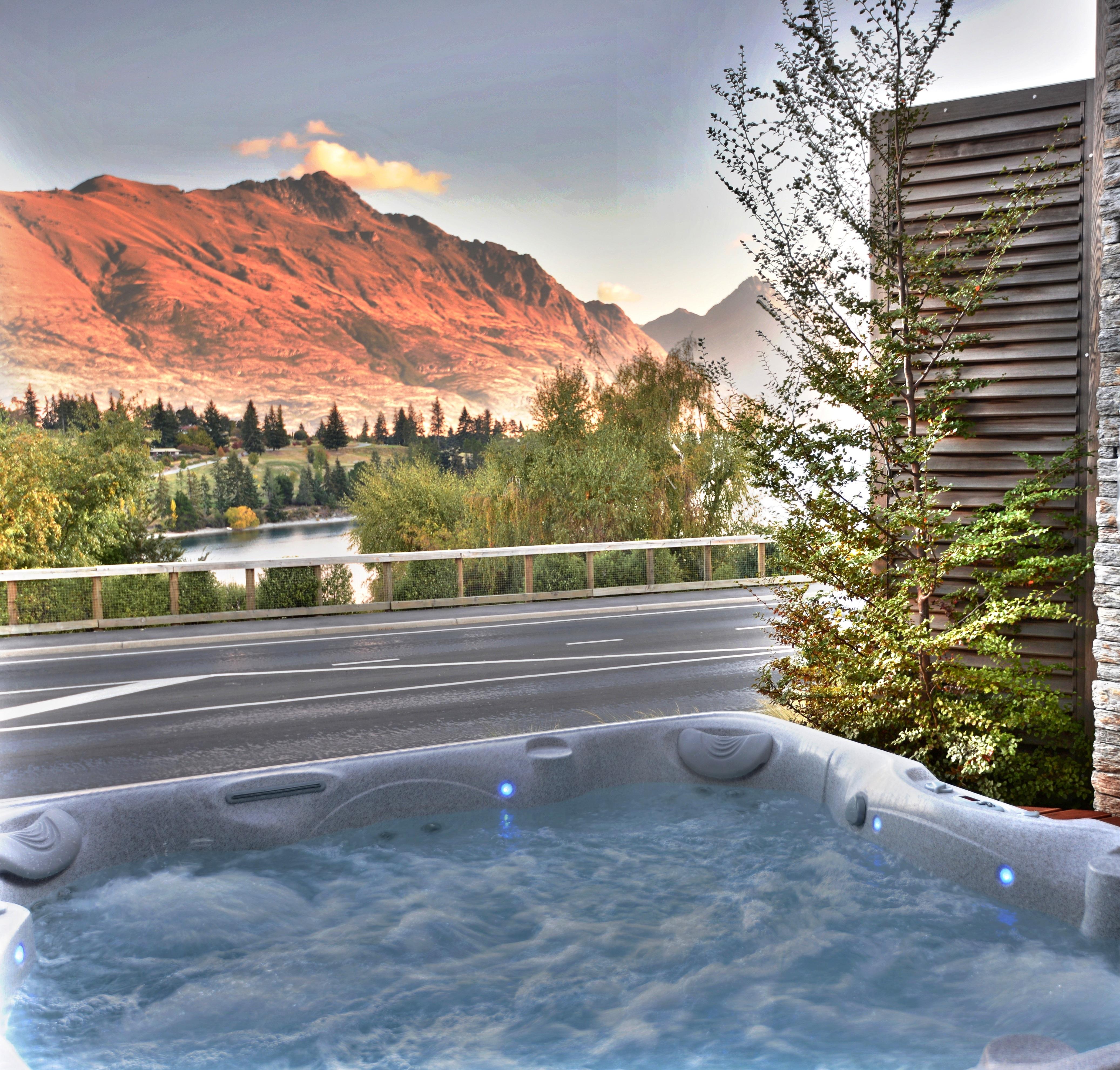 Swiss-Belsuites Pounamu Distretto di Queenstown Esterno foto A hot tub in New Zealand