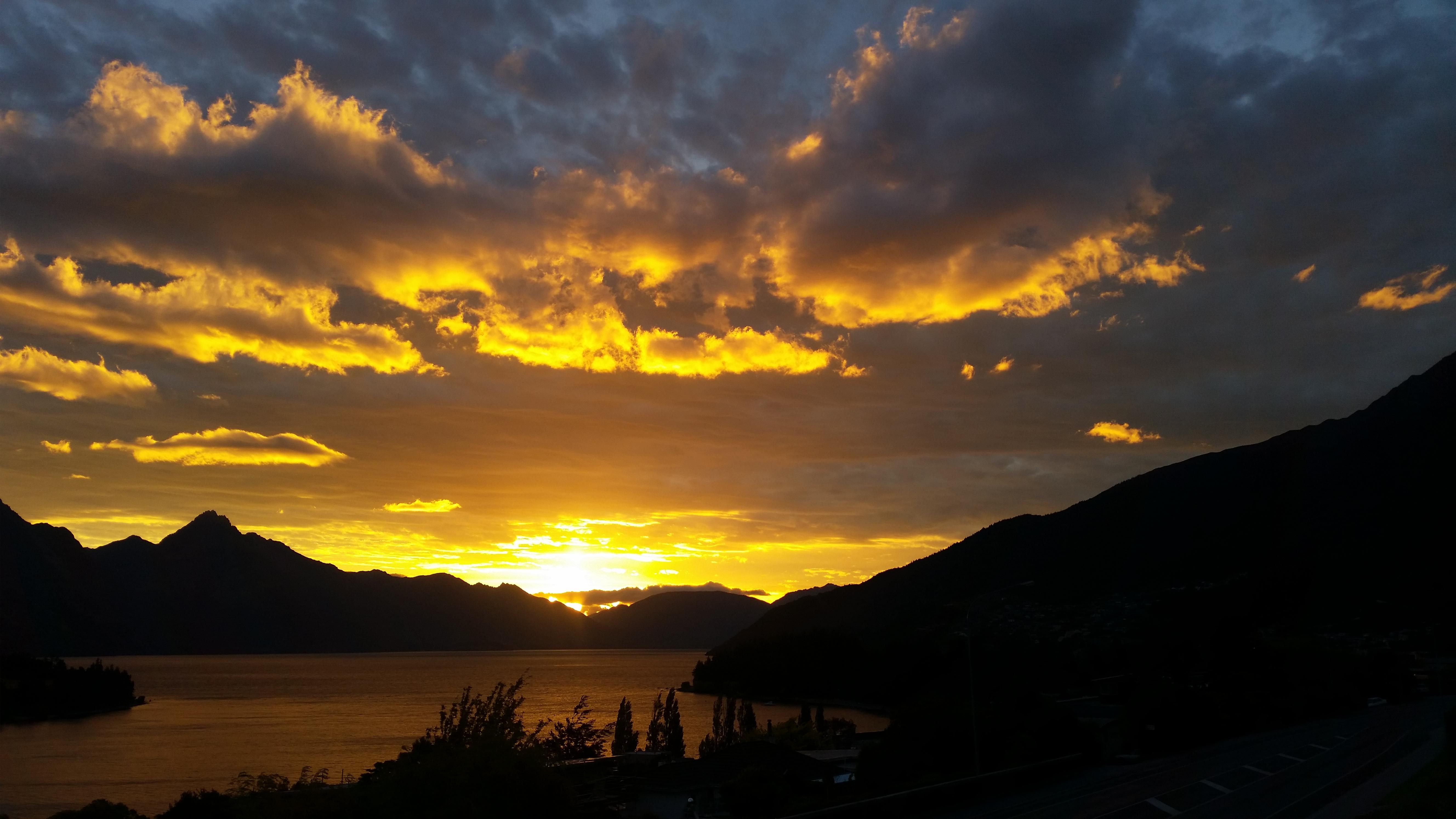 Swiss-Belsuites Pounamu Distretto di Queenstown Esterno foto Sunset over Lake Te Anau