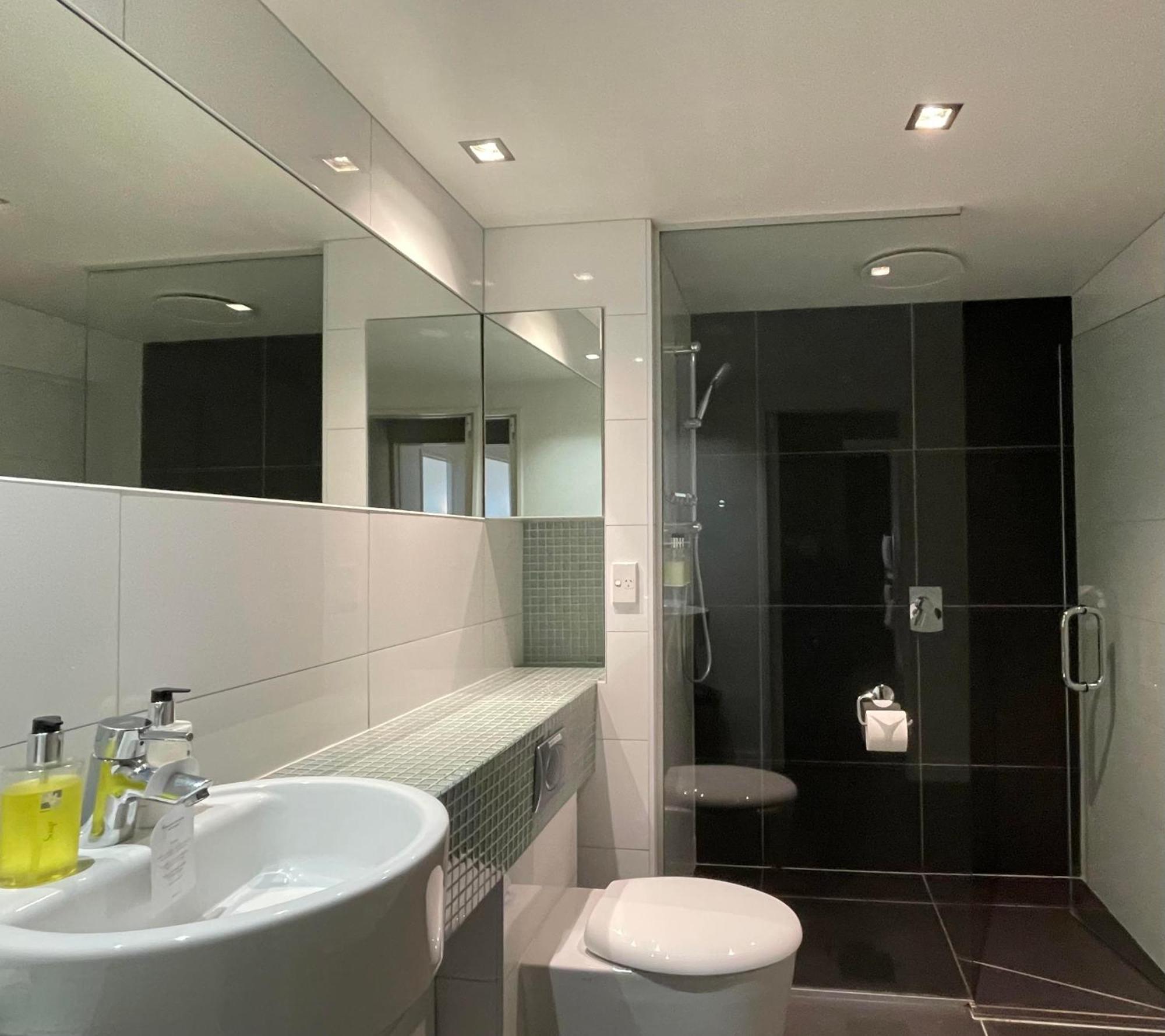 Swiss-Belsuites Pounamu Distretto di Queenstown Esterno foto A shower cubicle
