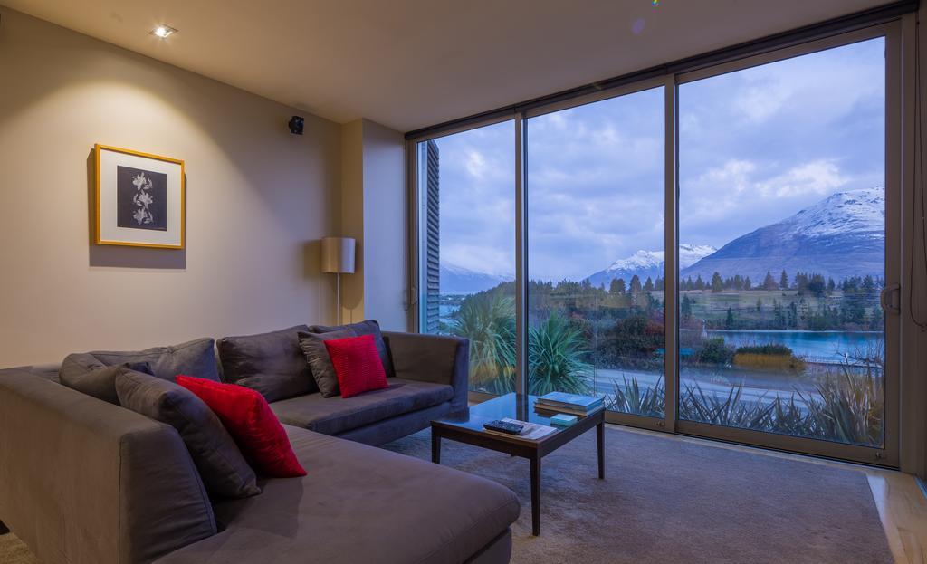 Swiss-Belsuites Pounamu Distretto di Queenstown Esterno foto A living room in a modern house