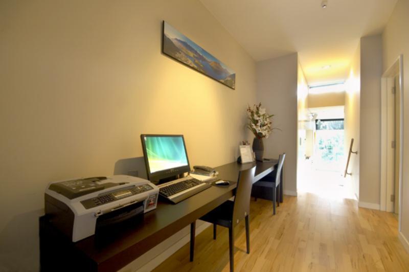 Swiss-Belsuites Pounamu Distretto di Queenstown Esterno foto A typical study room