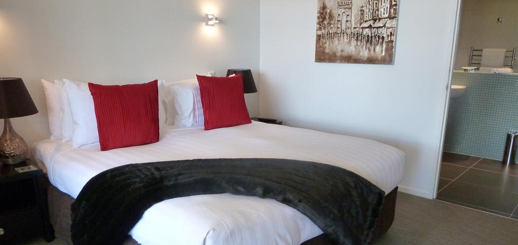 Swiss-Belsuites Pounamu Distretto di Queenstown Esterno foto A bed with a throw