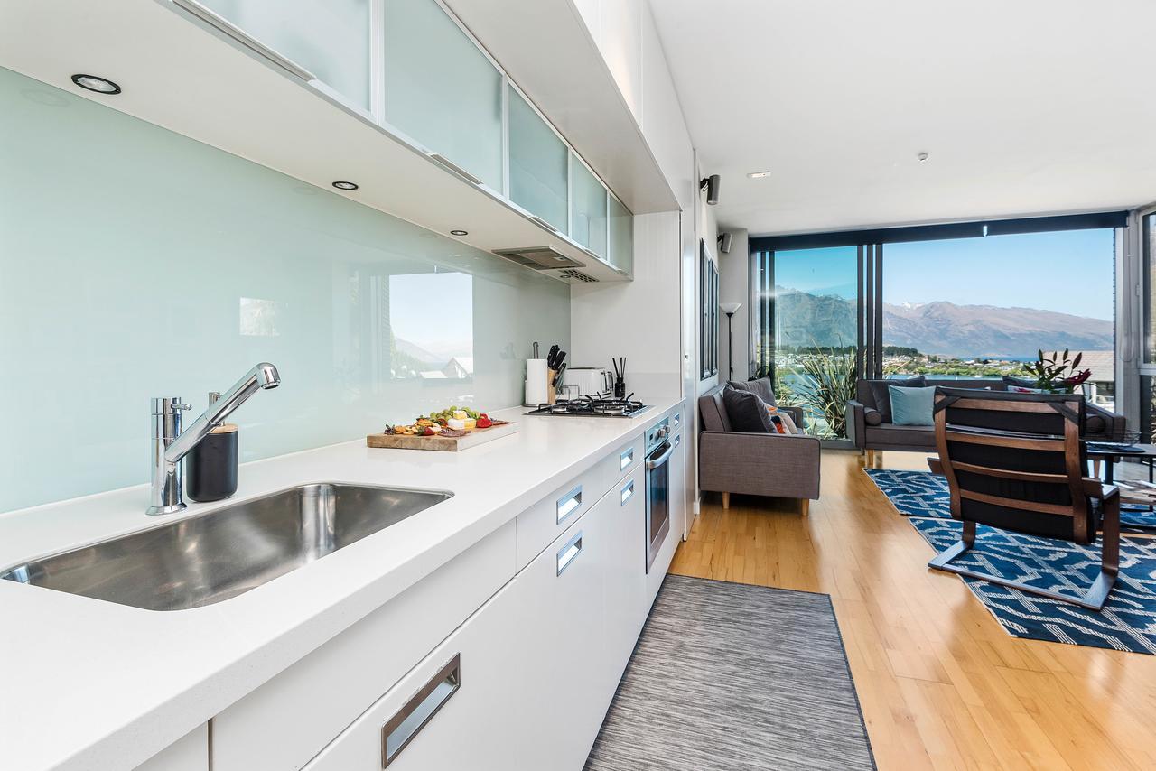 Swiss-Belsuites Pounamu Distretto di Queenstown Esterno foto A kitchen in a modern apartment