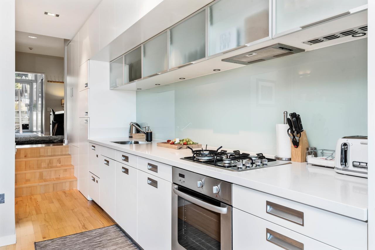 Swiss-Belsuites Pounamu Distretto di Queenstown Esterno foto A modern kitchen
