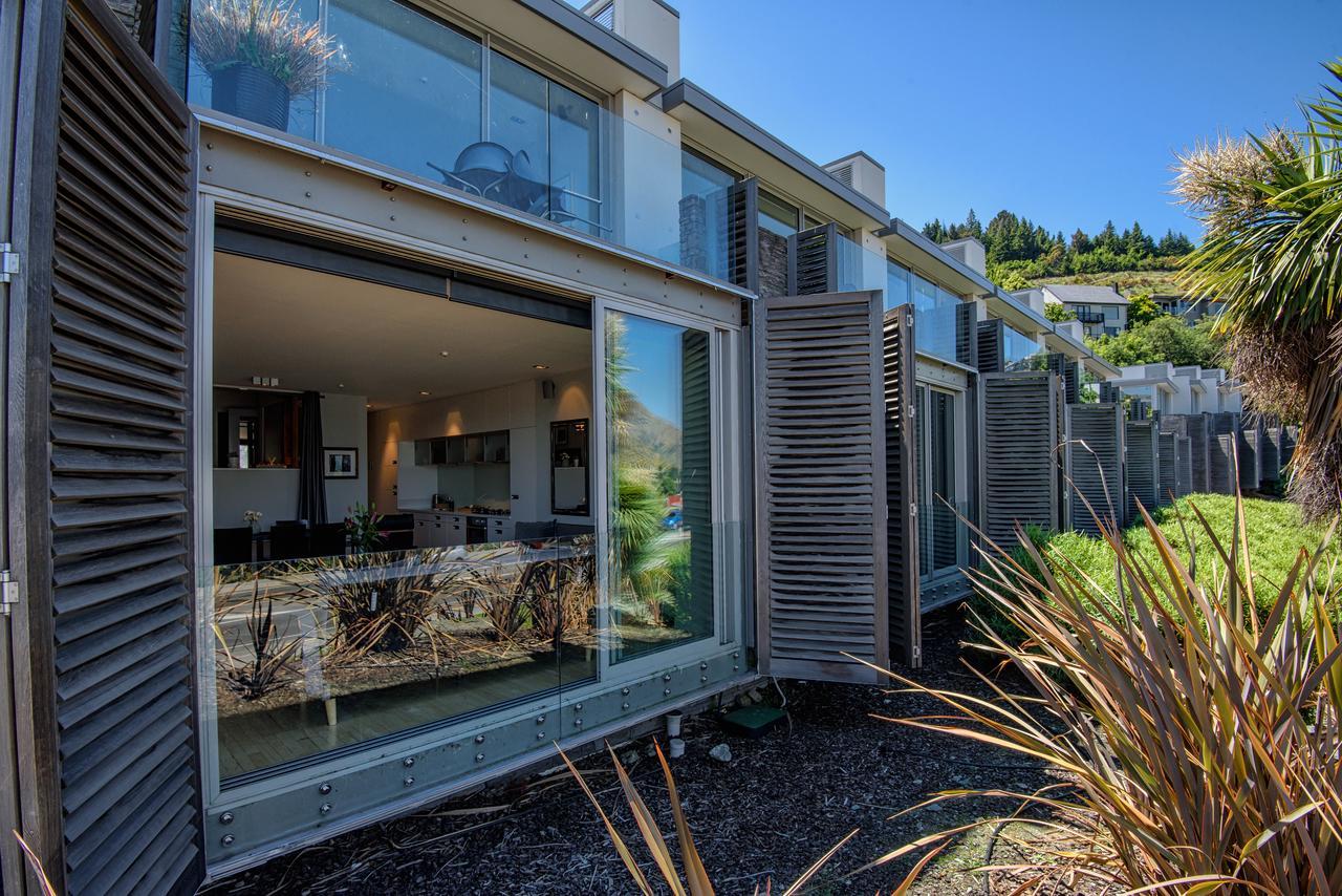 Swiss-Belsuites Pounamu Distretto di Queenstown Esterno foto The exterior of a typical apartment at The Landing