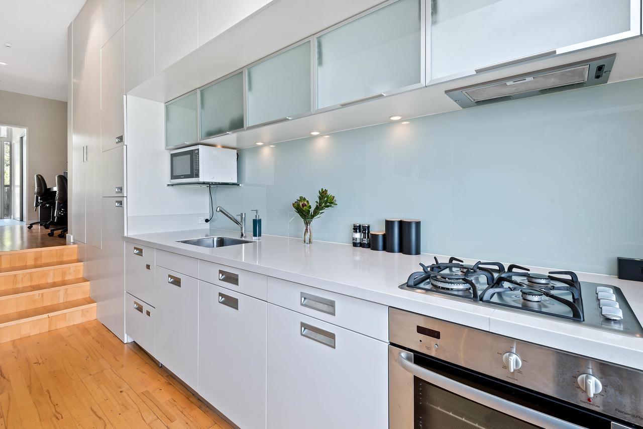 Swiss-Belsuites Pounamu Distretto di Queenstown Esterno foto A modern kitchen
