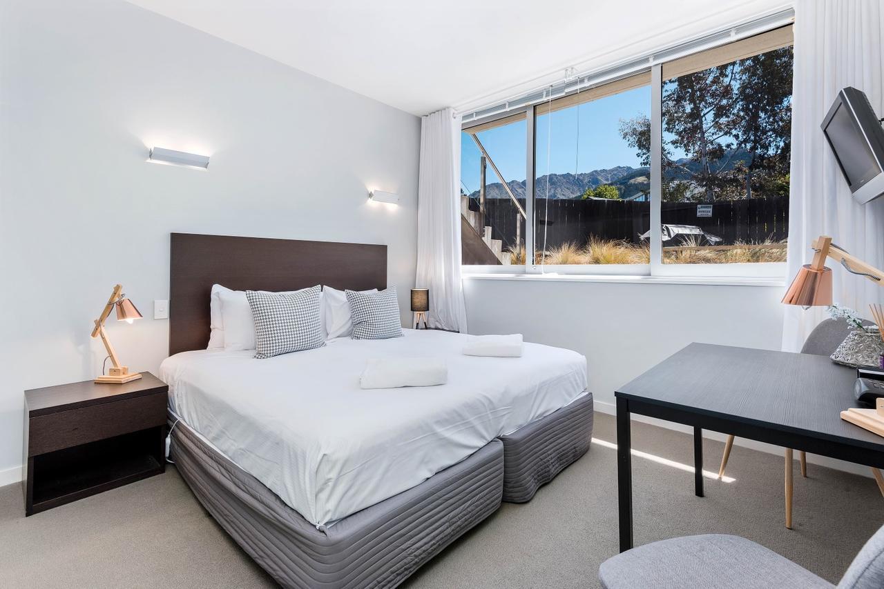 Swiss-Belsuites Pounamu Distretto di Queenstown Esterno foto A bedroom at the hotel