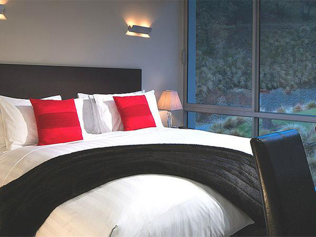 Swiss-Belsuites Pounamu Distretto di Queenstown Esterno foto A bed with a bed runner